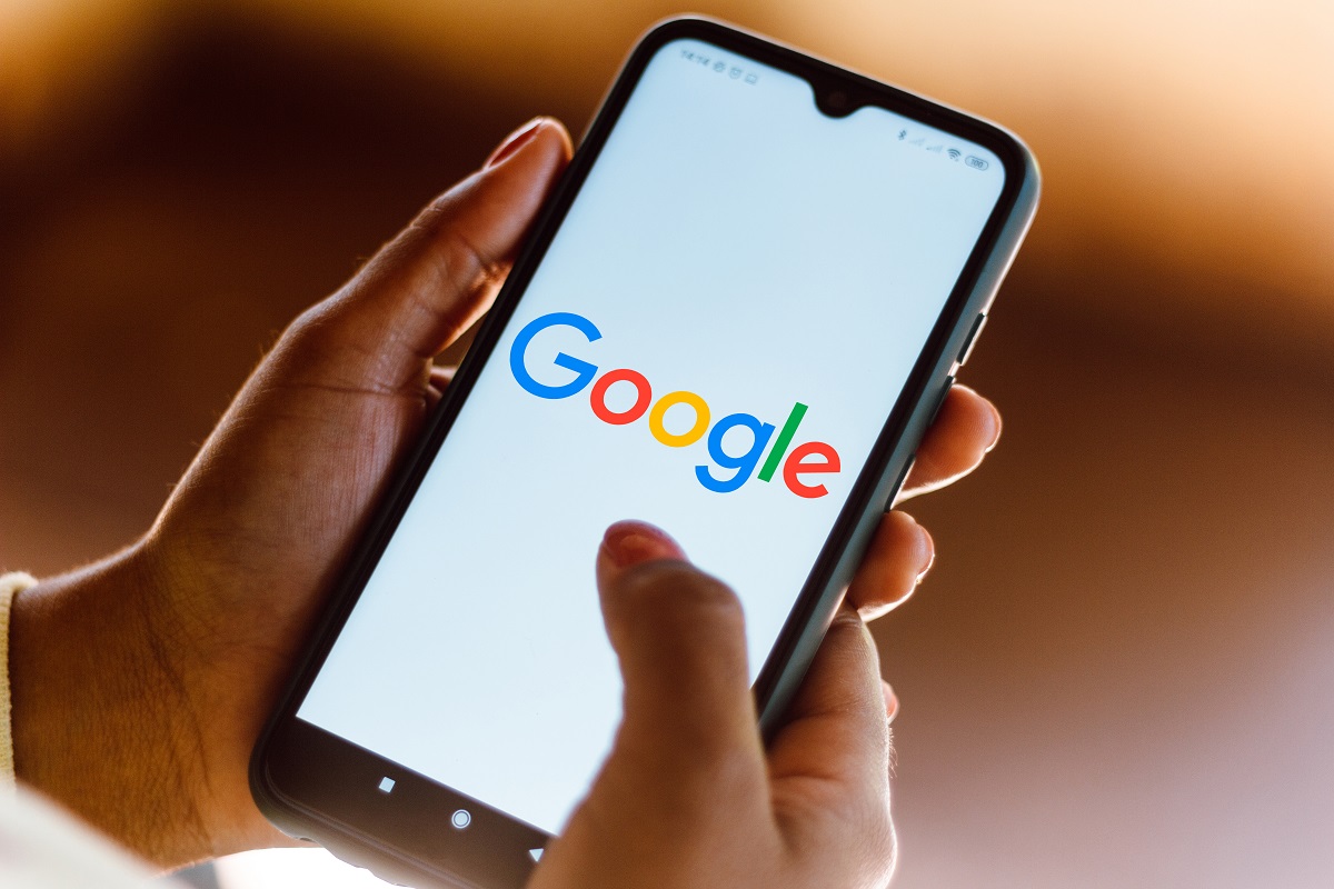 google-logo-seen-displayed-smartphoneimage