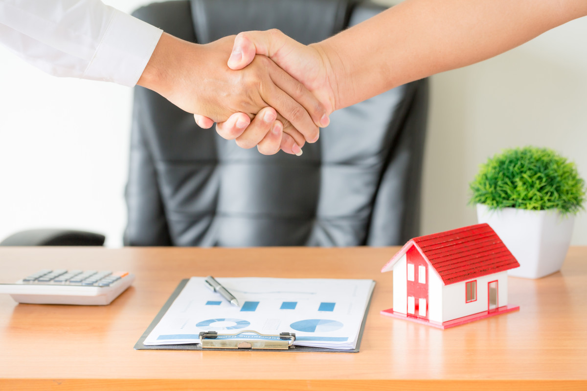 hands-agent-client-shaking-hands-after-signed-contract-buy-new-apartmentimage